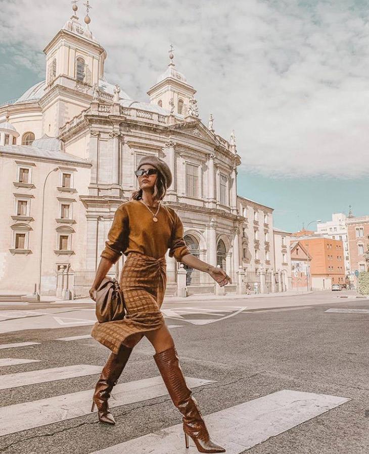 Abrigos tipo peluche, botas de caña alta, blusas de estilo victoriano, pantalones con efecto cuero, estampado de pata de gallo y vestidos de lentejuelas, serán las prendas y tendencias imprescindibles en tus estilismos de invierno. Estos looks te inspirarán para saber cómo llevarlas ¿Cuáles son tus favoritos?