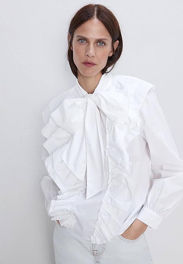 Blusa amplia de cuello subido con lazada y manga larga con detalle de aplicación de volantes delanteros, 29,95 euros.