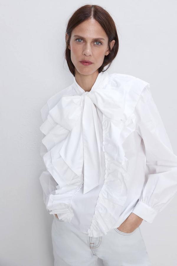 Abrigos tipo peluche, botas de caña alta, blusas de estilo victoriano, pantalones con efecto cuero, estampado de pata de gallo y vestidos de lentejuelas, serán las prendas y tendencias imprescindibles en tus estilismos de invierno. Estos looks te inspirarán para saber cómo llevarlas ¿Cuáles son tus favoritos?