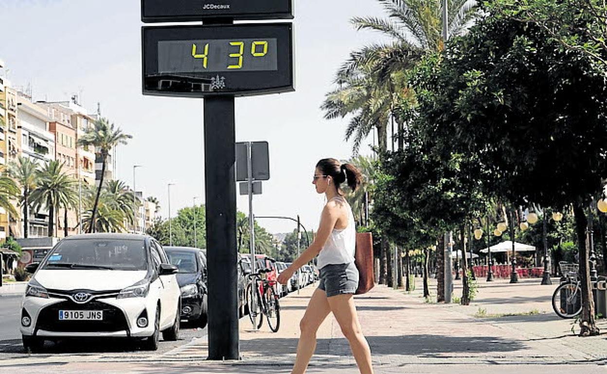 Una mujer pasea por Córdoba en un día de ola de calor.