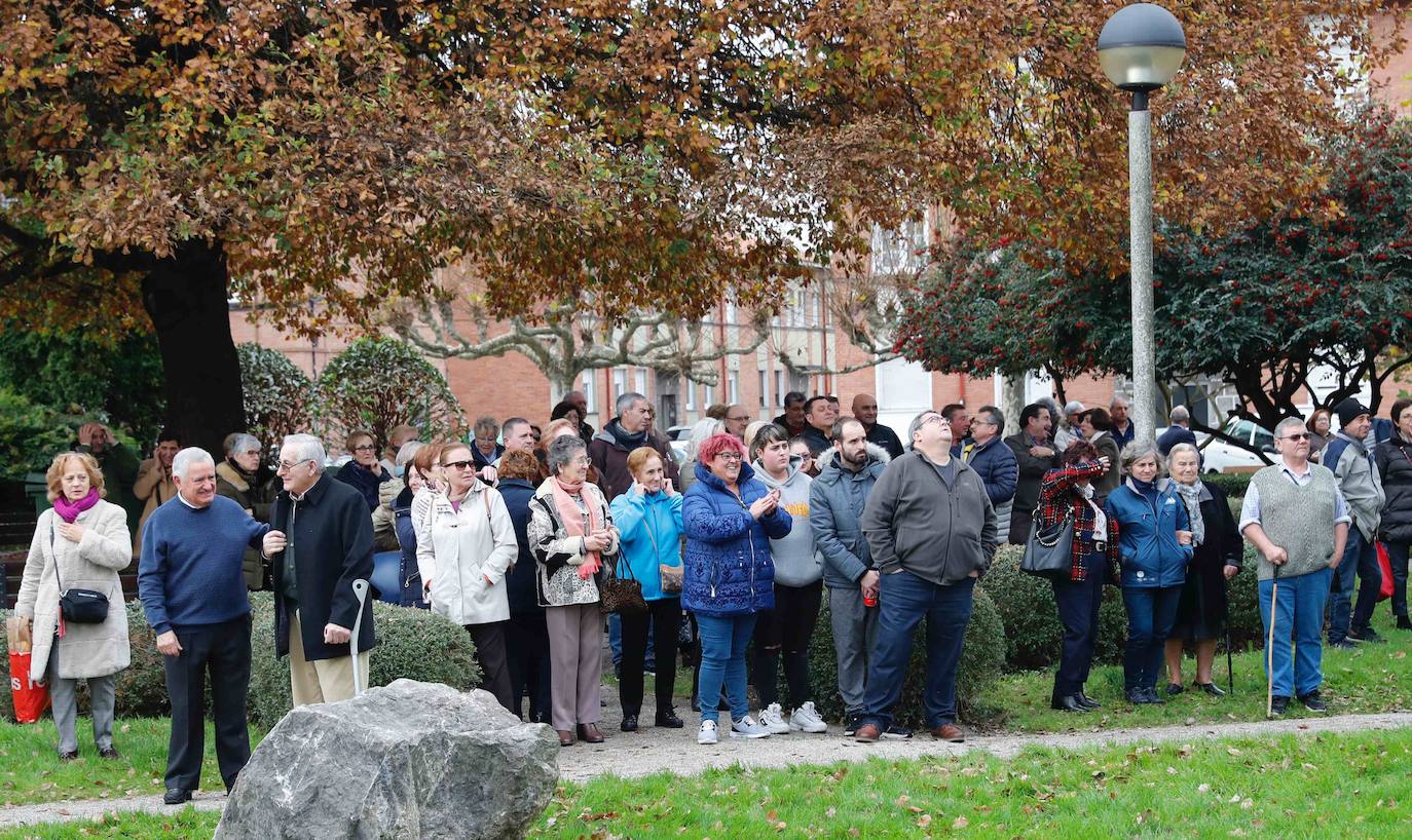 Una ofrenda floral ante el monumento al minero erigido en el parque Primero de Mayo de Gijón ha sido el acto central de la celebración de Santa Bárbara organizada por los vecinos del poblaco minero de La Camocha. Un misa y una comida de hermandad han completado la jornada. 