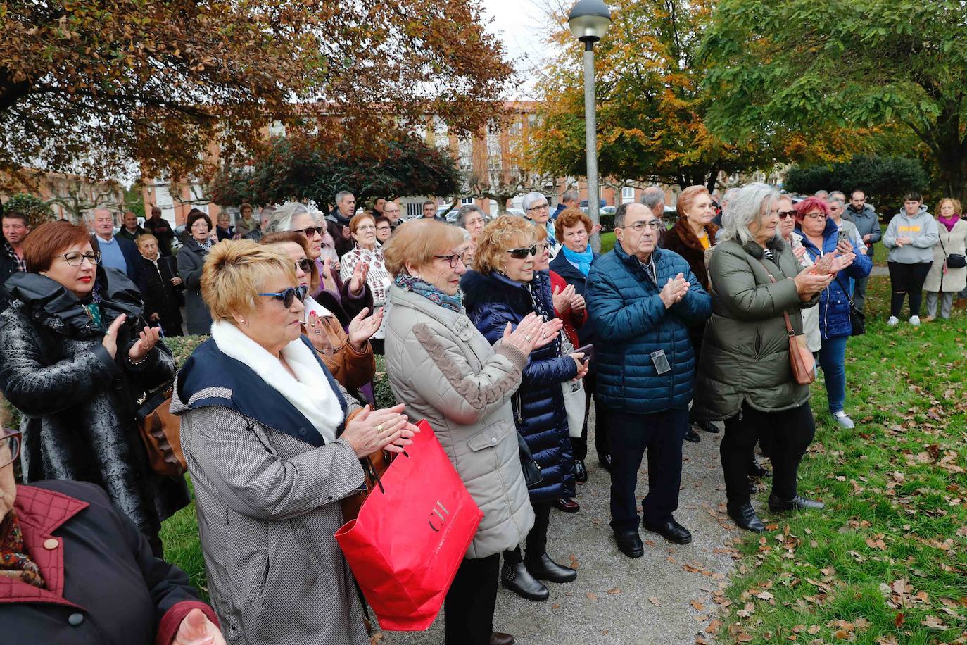 Una ofrenda floral ante el monumento al minero erigido en el parque Primero de Mayo de Gijón ha sido el acto central de la celebración de Santa Bárbara organizada por los vecinos del poblaco minero de La Camocha. Un misa y una comida de hermandad han completado la jornada. 