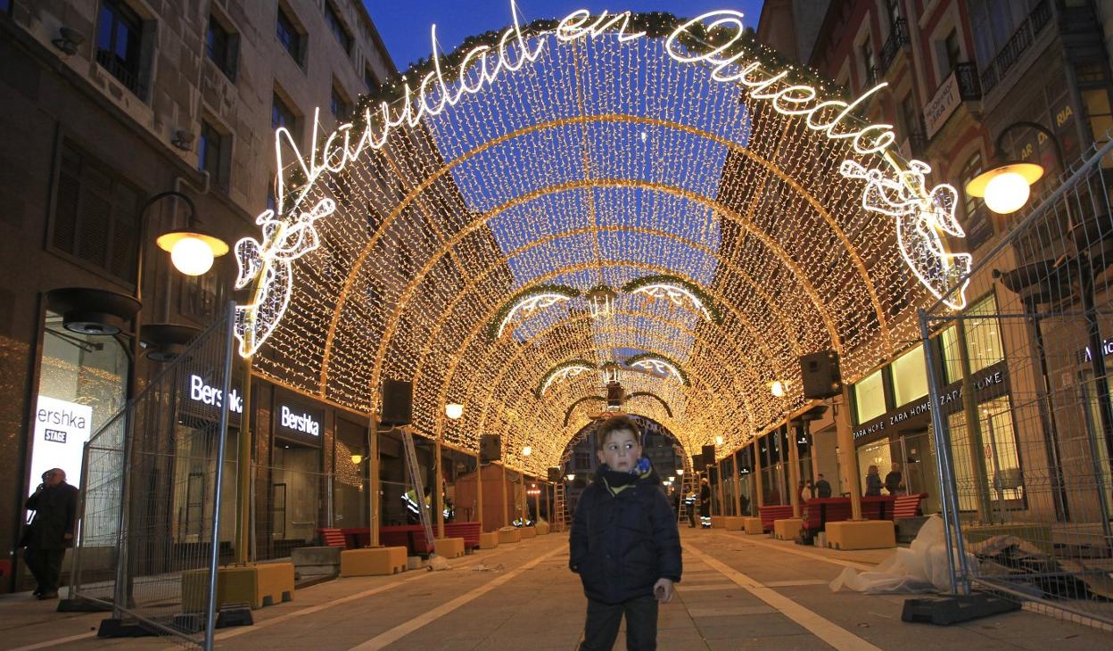 El túnel de luz de la calle Pelayo, que será inaugurado hoy por el alcalde. 