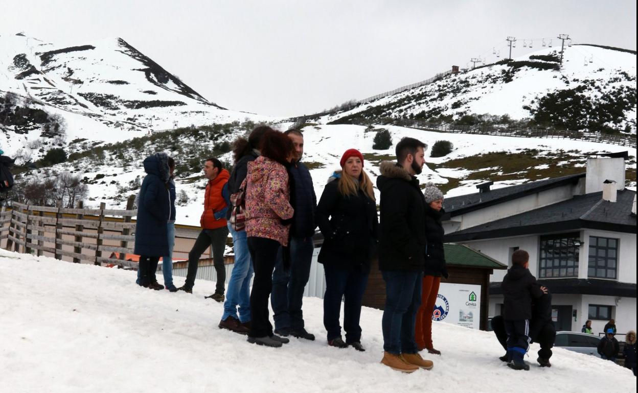 Usuarios, en las pistas de Pajares, durante la concentración de protesta del pasado sábado. 