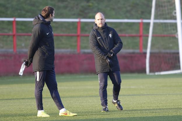 José Alberto, en un momento del entrenamiento de ayer, junto a Iván Hernández. 