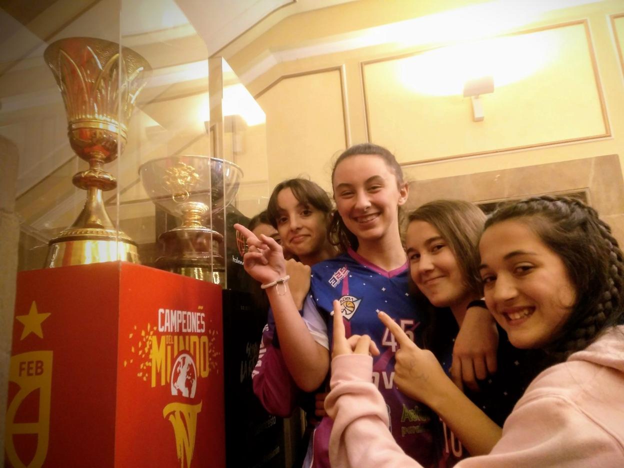 Un grupo de jugadoras del equipo infantil del Adba-Sanfer posando junto a las copas. 
