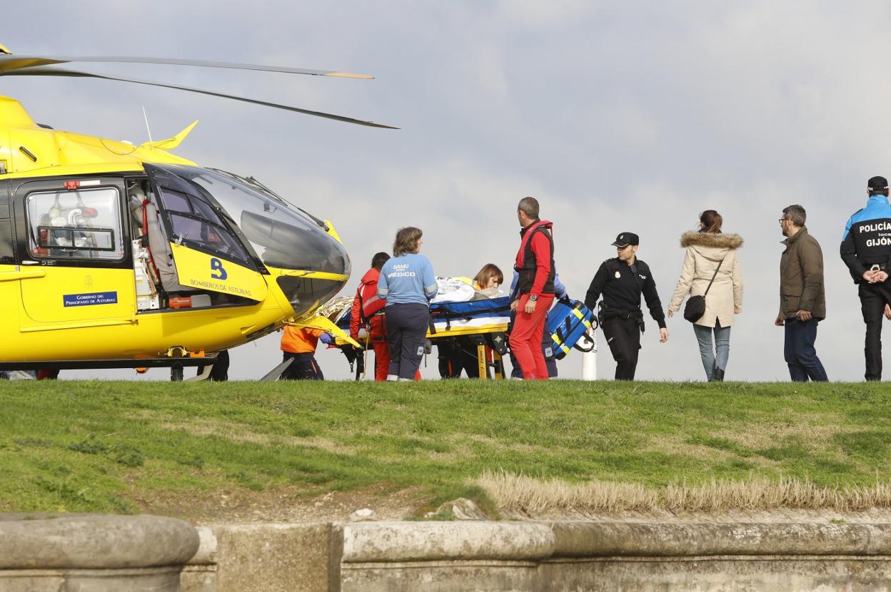 Los servicios de emergencias, tras el rescate de la mujer herida en el Cerro. 