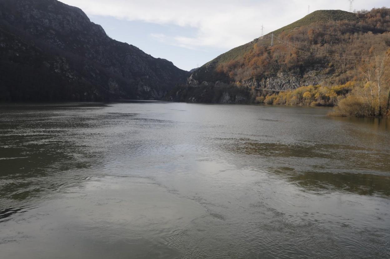 Aspecto que presentaba ayer el embalse de Rioseco, en Sobrescobio. 