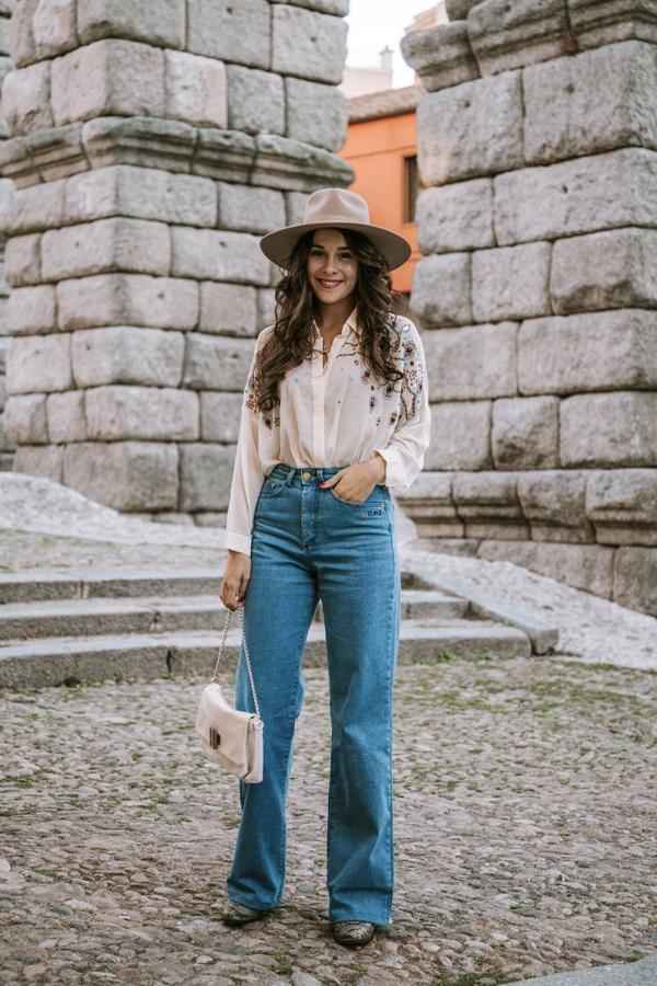 Miércoles: Camisa blanca con bordados, jeans acampanados, botas tipo cowboy y sombrero.