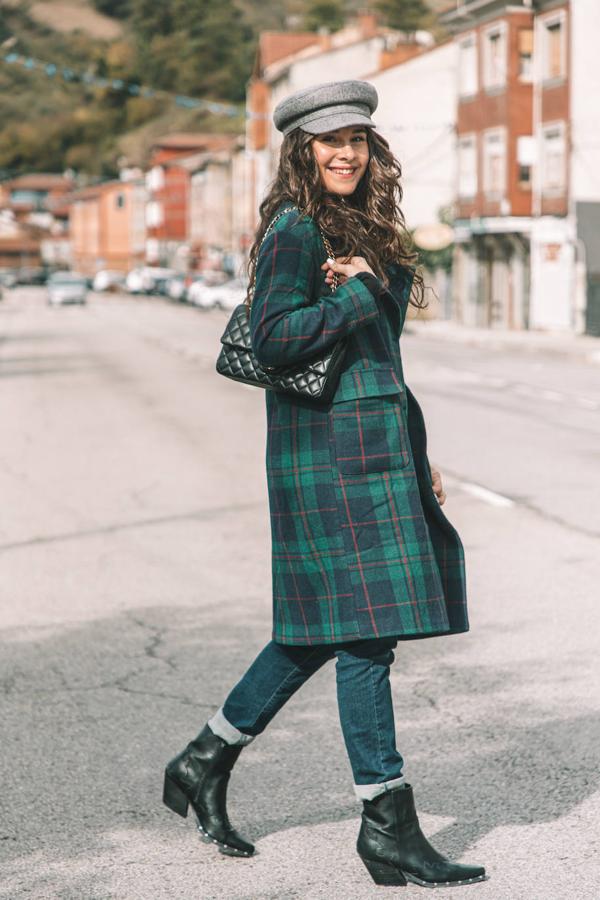 Lunes: Abrigo de cuadros, jeans azul oscuro, gorra marinera y botines con tacón.
