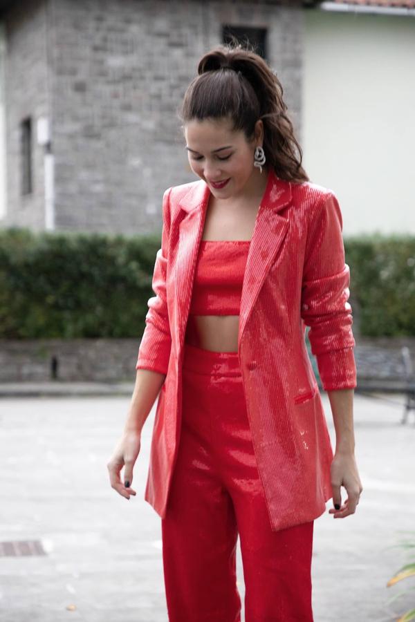 Sábado: Un look de fiesta 'brilli brilli' con top tipo bandeau, pantalones y blazer a juego en tono coral.