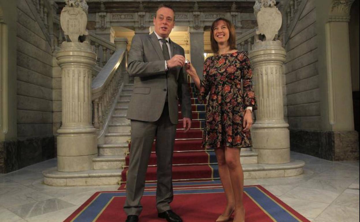 El presidente de la Junta General, Marcelino Marcos Líndez, recibe de manos de la consejera de Hacienda, Ana Cárcaba, el proyecto presupuestario para el año que viene.