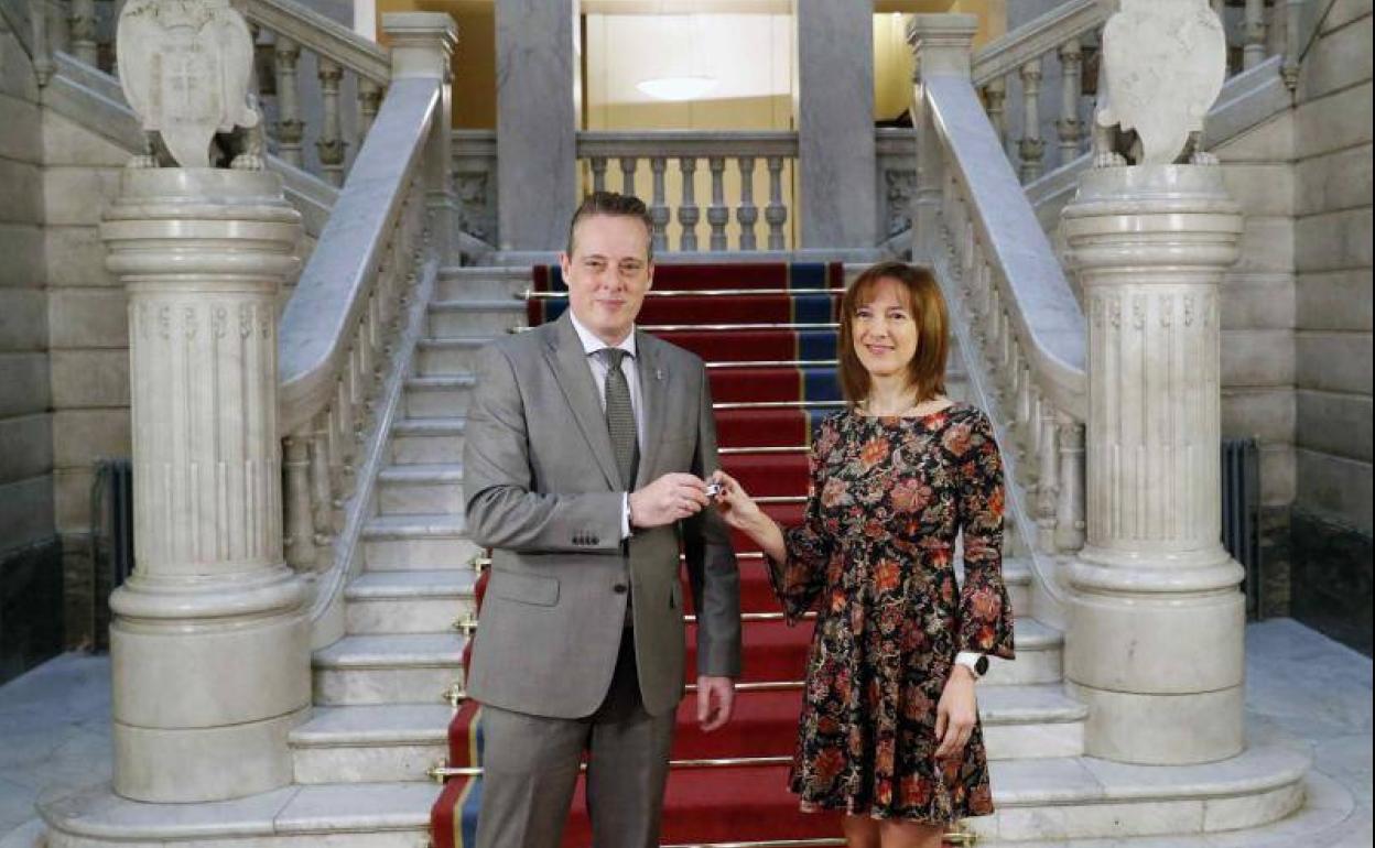 El presidente de la Junta General, Marcelino Marcos Líndez, recibe de manos de la consejera de Hacienda, Ana Cárcaba, el proyecto presupuestario para el año que viene.