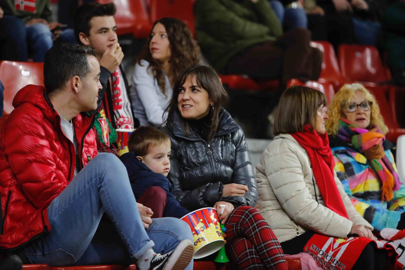 Fotos: ¿Estuviste en el Sporting - Ponferradina? ¡Búscate!