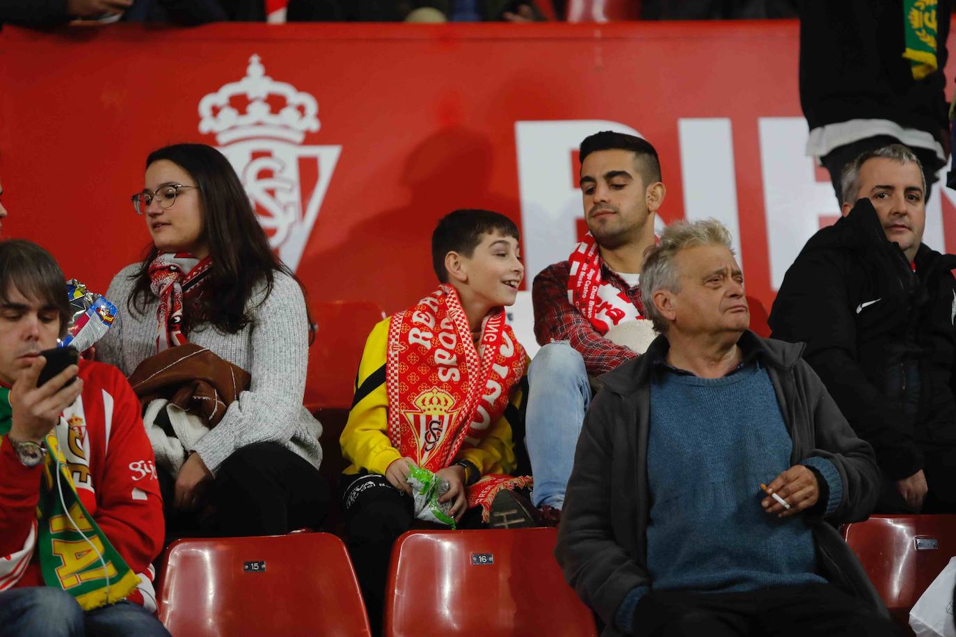 Fotos: ¿Estuviste en el Sporting - Ponferradina? ¡Búscate!