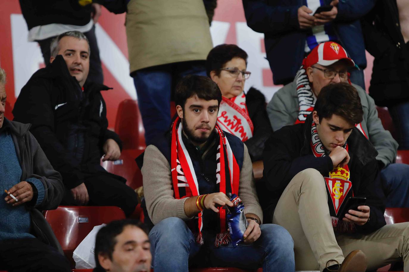 Fotos: ¿Estuviste en el Sporting - Ponferradina? ¡Búscate!