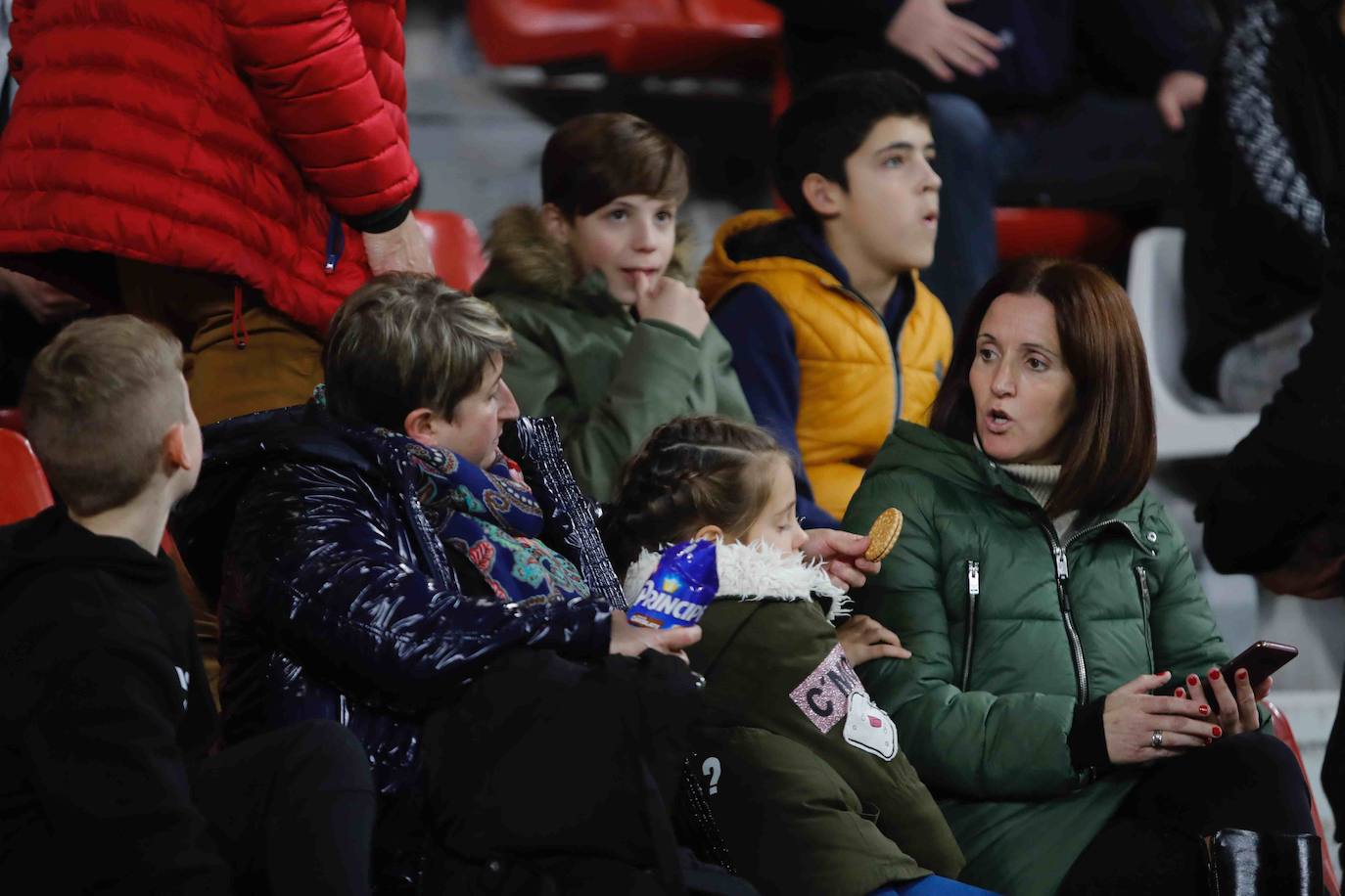 Fotos: ¿Estuviste en el Sporting - Ponferradina? ¡Búscate!