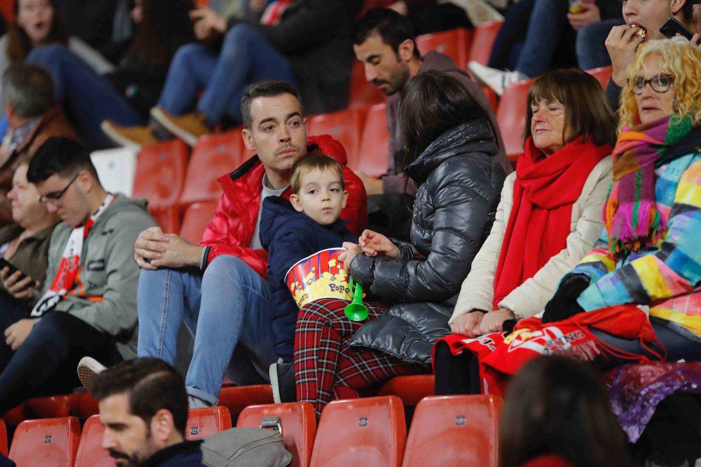 Fotos: ¿Estuviste en el Sporting - Ponferradina? ¡Búscate!