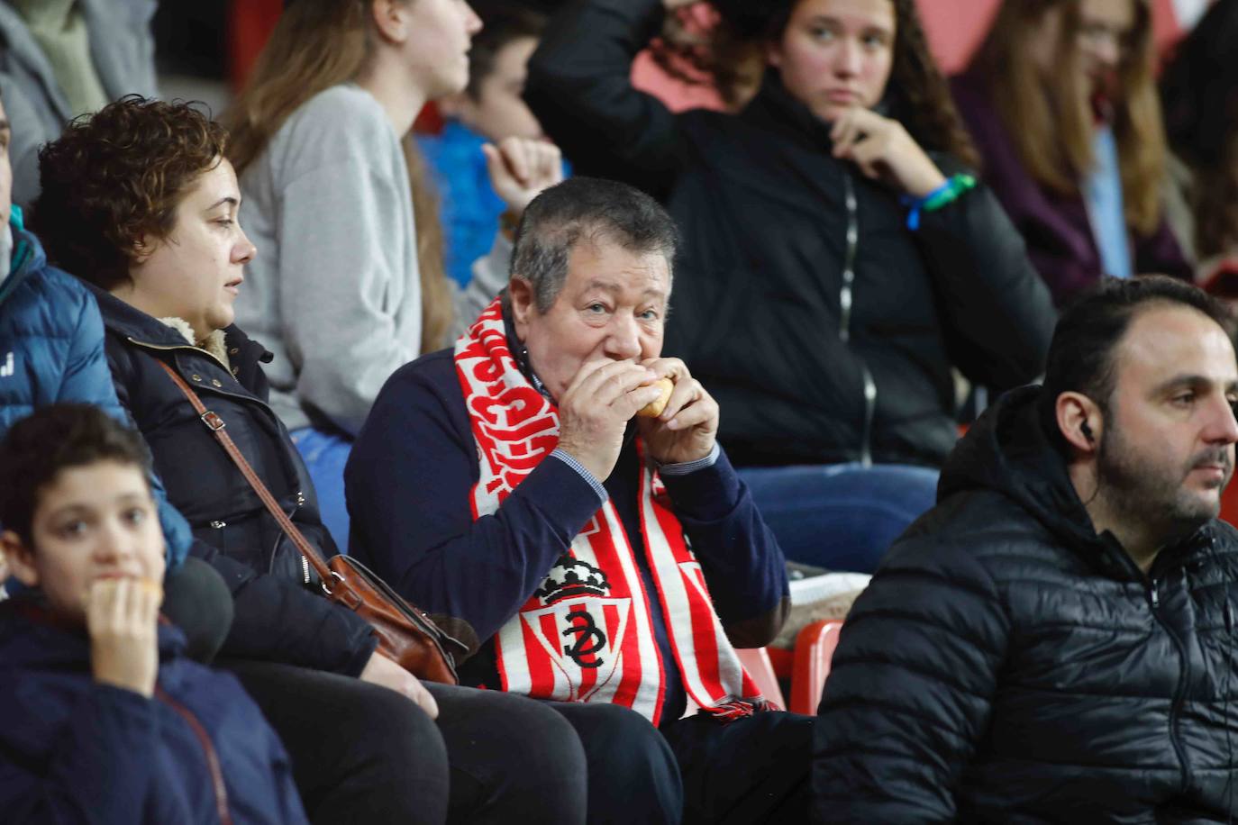 Fotos: ¿Estuviste en el Sporting - Ponferradina? ¡Búscate!