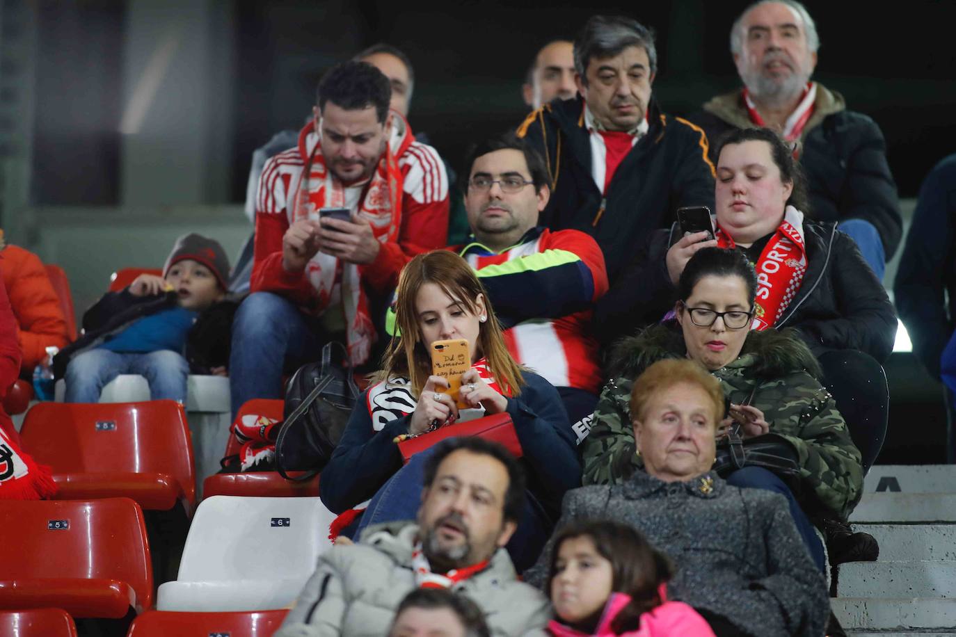 Fotos: ¿Estuviste en el Sporting - Ponferradina? ¡Búscate!