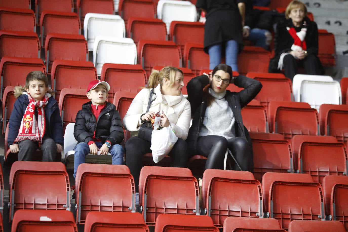 Fotos: ¿Estuviste en el Sporting - Ponferradina? ¡Búscate!