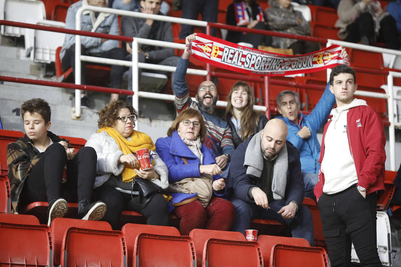 Fotos: ¿Estuviste en el Sporting - Ponferradina? ¡Búscate!