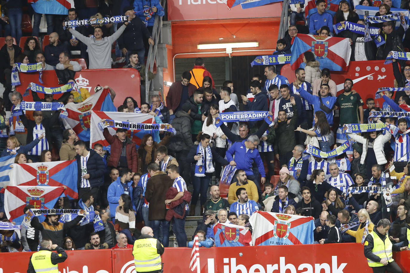 Fotos: ¿Estuviste en el Sporting - Ponferradina? ¡Búscate!