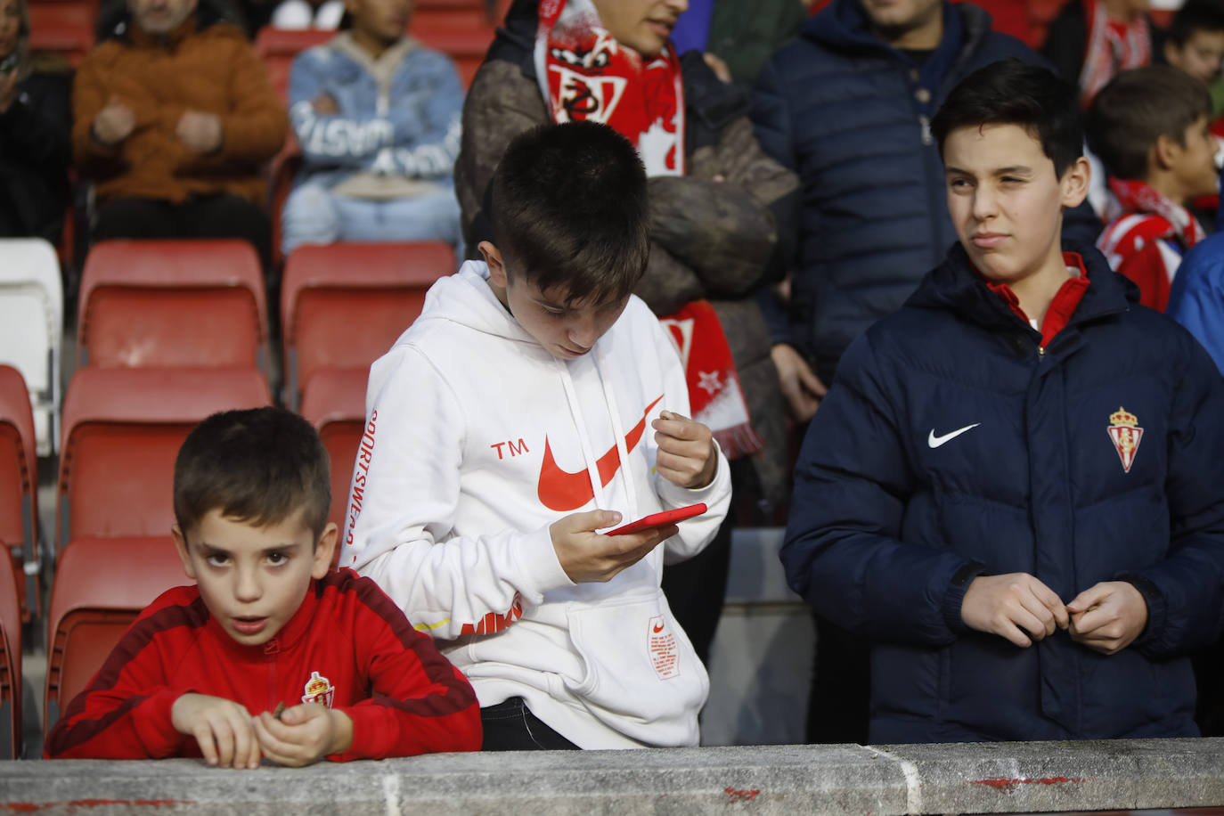 Fotos: ¿Estuviste en el Sporting - Ponferradina? ¡Búscate!