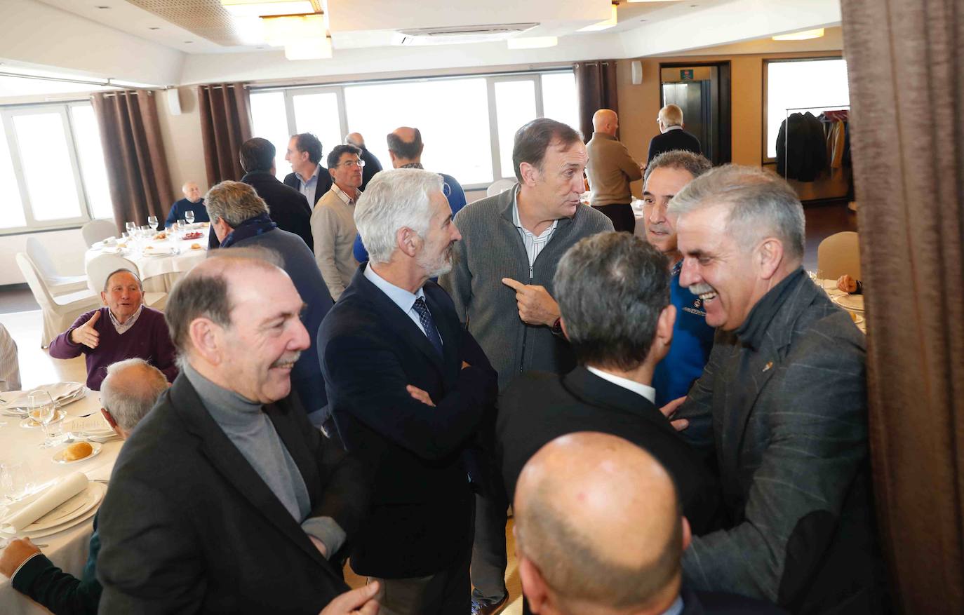 La Asociación de Veteranos del Sporting entregó este sábado la insignia de oro a Eloy Olaya. En el acto se dieron cita algunas de las grandes leyendas del club gijonés. 