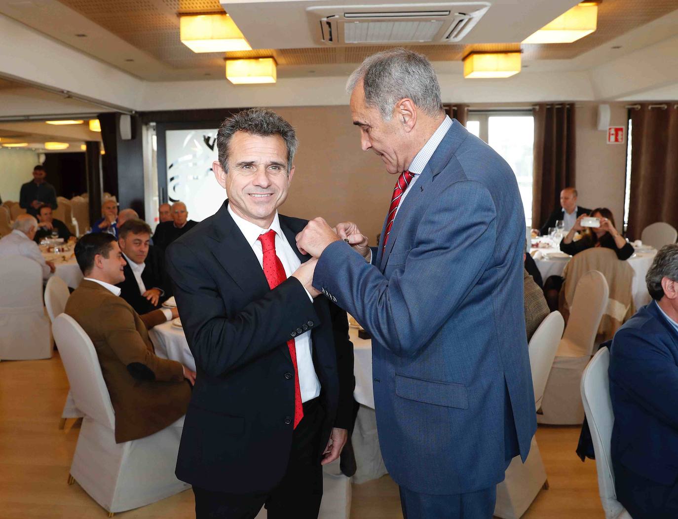 La Asociación de Veteranos del Sporting entregó este sábado la insignia de oro a Eloy Olaya. En el acto se dieron cita algunas de las grandes leyendas del club gijonés. 