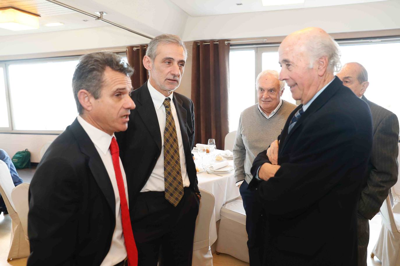 La Asociación de Veteranos del Sporting entregó este sábado la insignia de oro a Eloy Olaya. En el acto se dieron cita algunas de las grandes leyendas del club gijonés. 