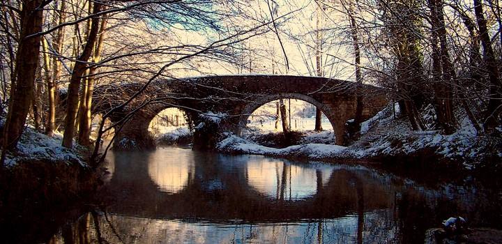 El Romanón. Situado en Bergueres, al sur de Pola de Siero, sobre el río Nora, consta de tres ojos.