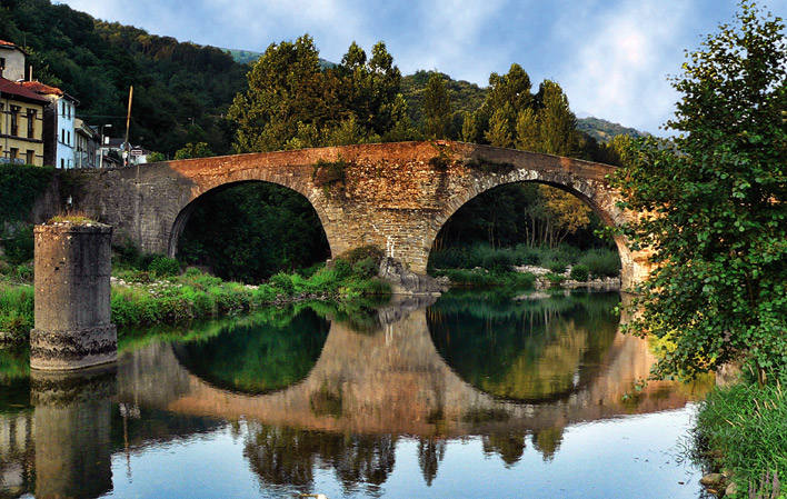 Laviana. EL Puente de Arco, cuyo origen se sitúa entre los siglos XII y XIII, es uno de los símbolos del concejo de Laviana.