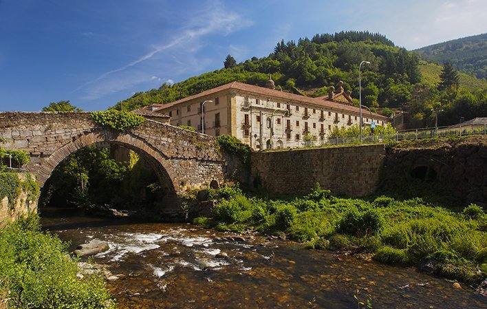 Corias. Se construyó para comunicar el monasterio de San Juan Bautista con el pueblo de Corias. 