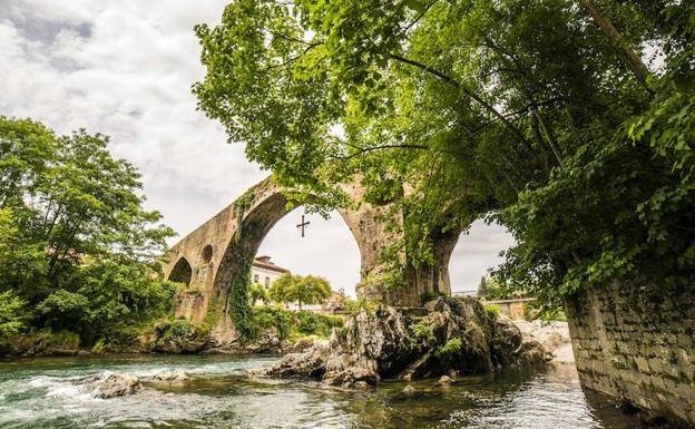 Cangas de Onís. Sobre el Sella. Todo un emblema de Asturias de origen medieval.