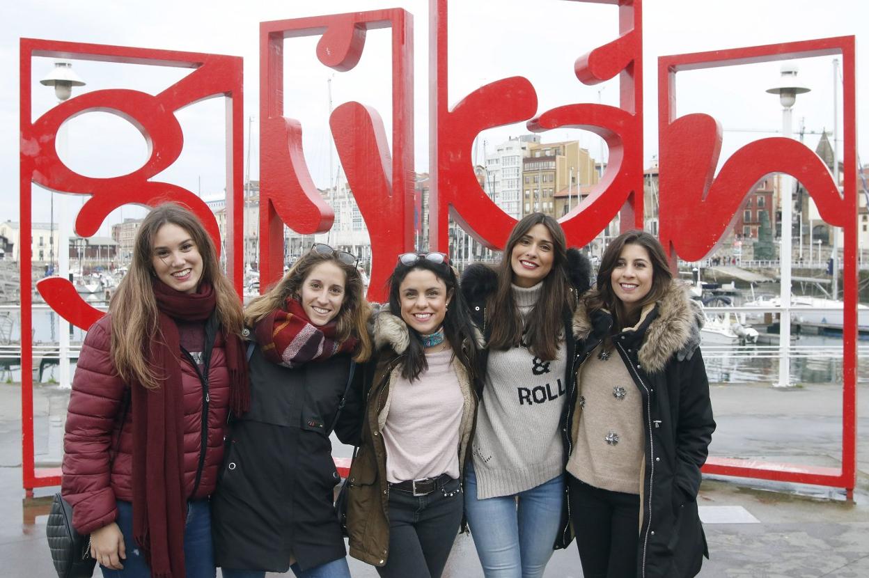 Gijón. Lucía Alonso, Irene Correto, Sandra García, Marta Correa y Laura Arias, junto a las 'letronas' de los Jardines de la Reina.
