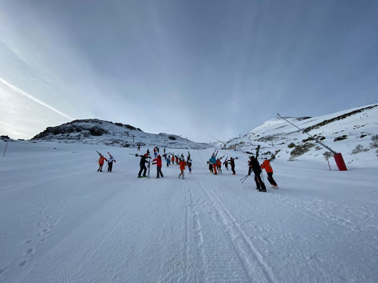 Los esquiadores suben a pie hacia la zona alta de la estación de Pajares tras la rotura de El Tubo. 
