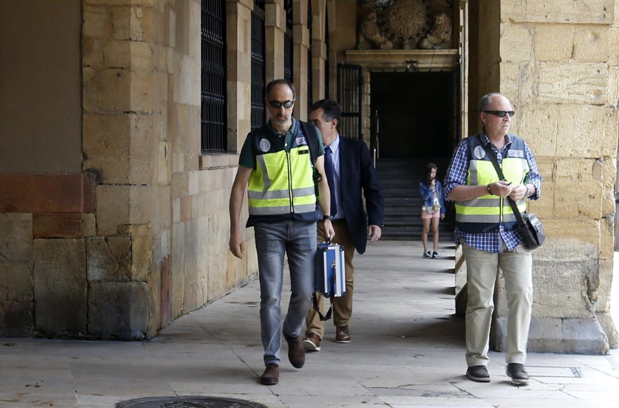 Los agentes de la UDEF abandonan el Ayuntamiento tras el registro. 