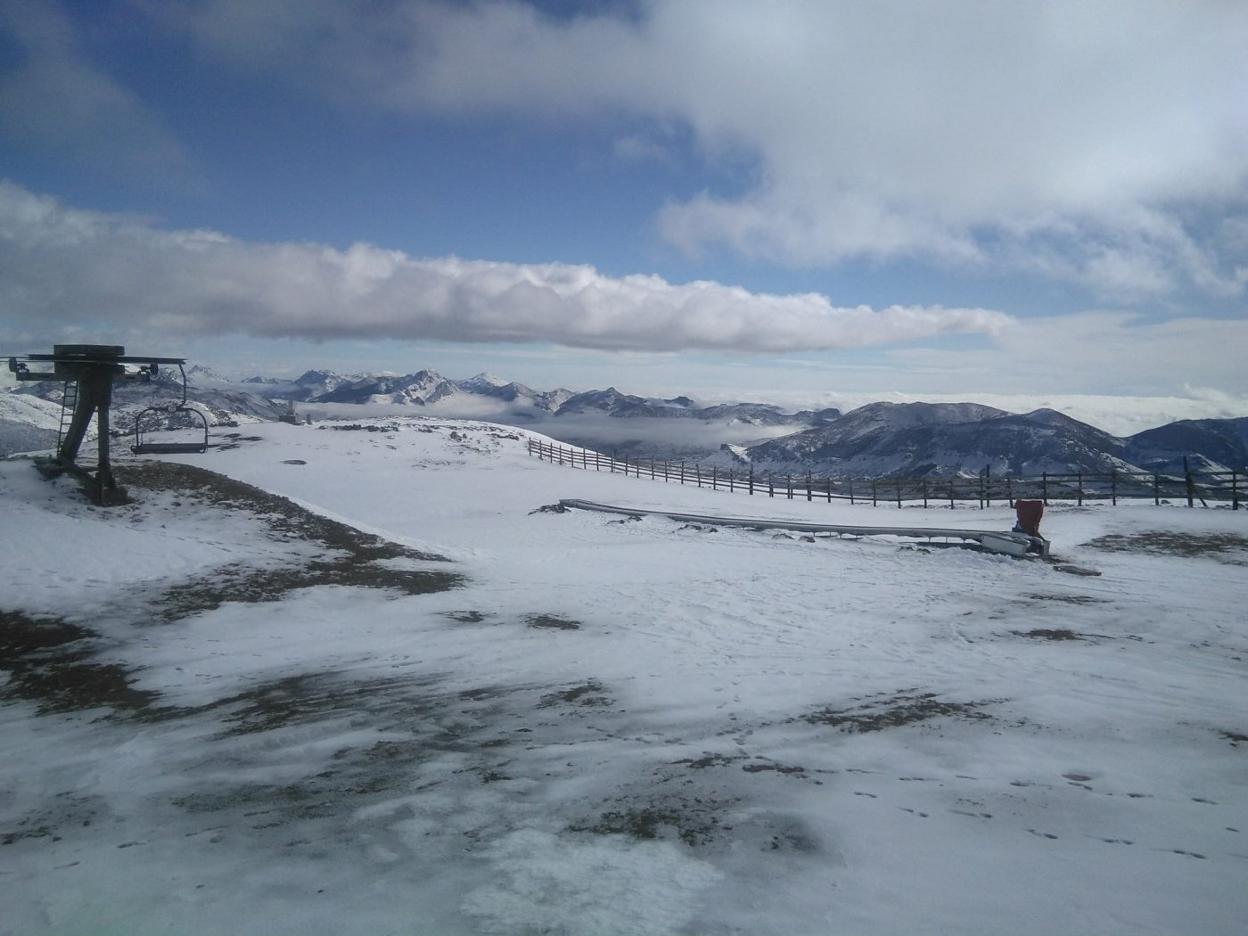 A la derecha de la imagen, la nueva cinta de debutantes de la zona alta de Valgrande-Pajares. 