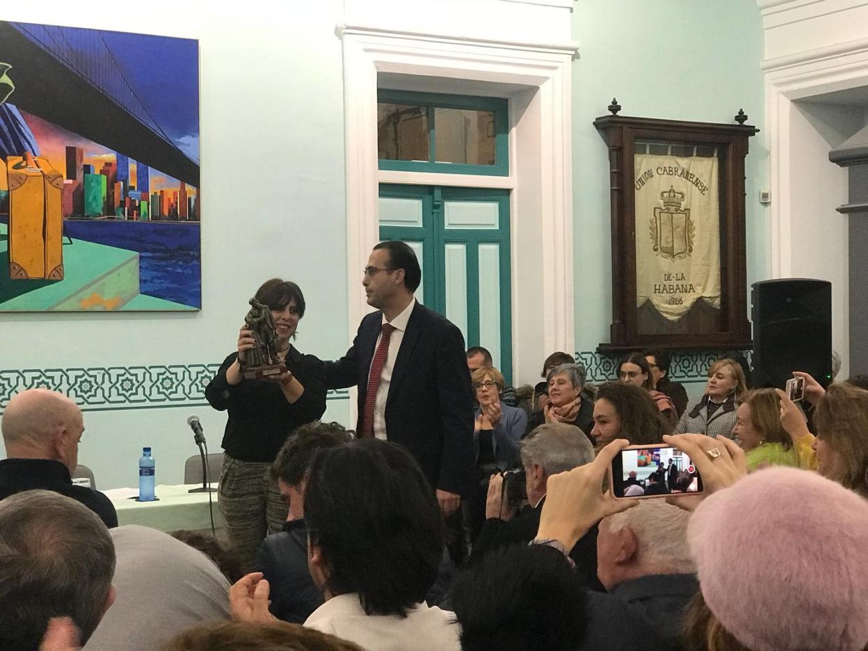 Eloína Fernández muestra el trofeo a los asistentes al acto. 