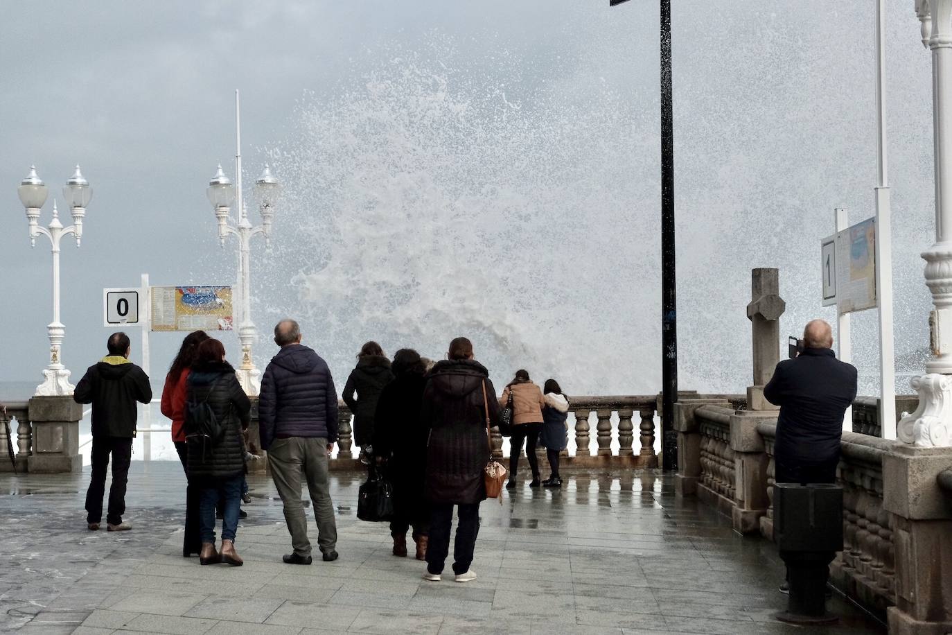 La costa asturiana está en alerta naranja por olas que pueden alcanzar hasta los siete metros. En muchos puntos del litoral, como en Gijón, el espectáculo del fuerte oleaje ha congregado a numerosos curiosos.