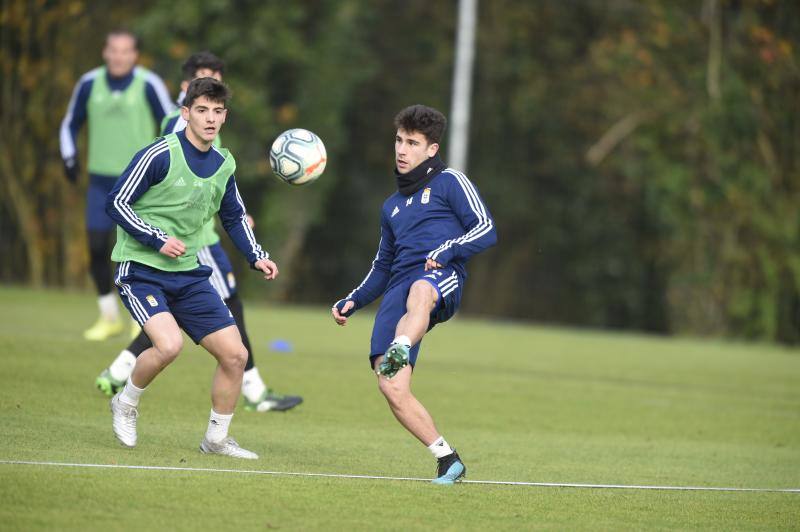 Los jugadores del Real Oviedo han entrenado este martes para tratar de continuar con la buena racha de victorias 