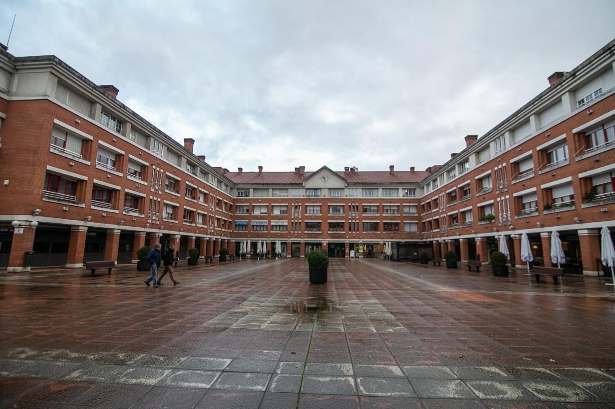 El suelo de la Plaza Mayor de La Fresneda cubre el garaje de la comunidad de las viviendas, que sufre humedades. 