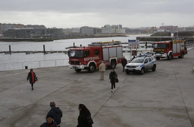 Rescatan a un navegante en apuros en el puerto de Gijón