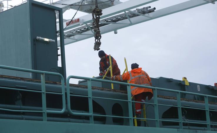 Trabajos de reparación del 'Arklow Day' en El Musel