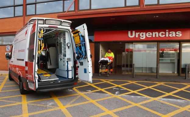 Una ambulancia, a la puerta del servicio de Urgencias del Hospital de Jove esta mañana.