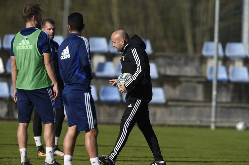 Los jugadores del Real Oviedo han preparado este miércoles el partido que disputarán el próximo domingo contra el Cádiz en el Carlos Tartiere. 