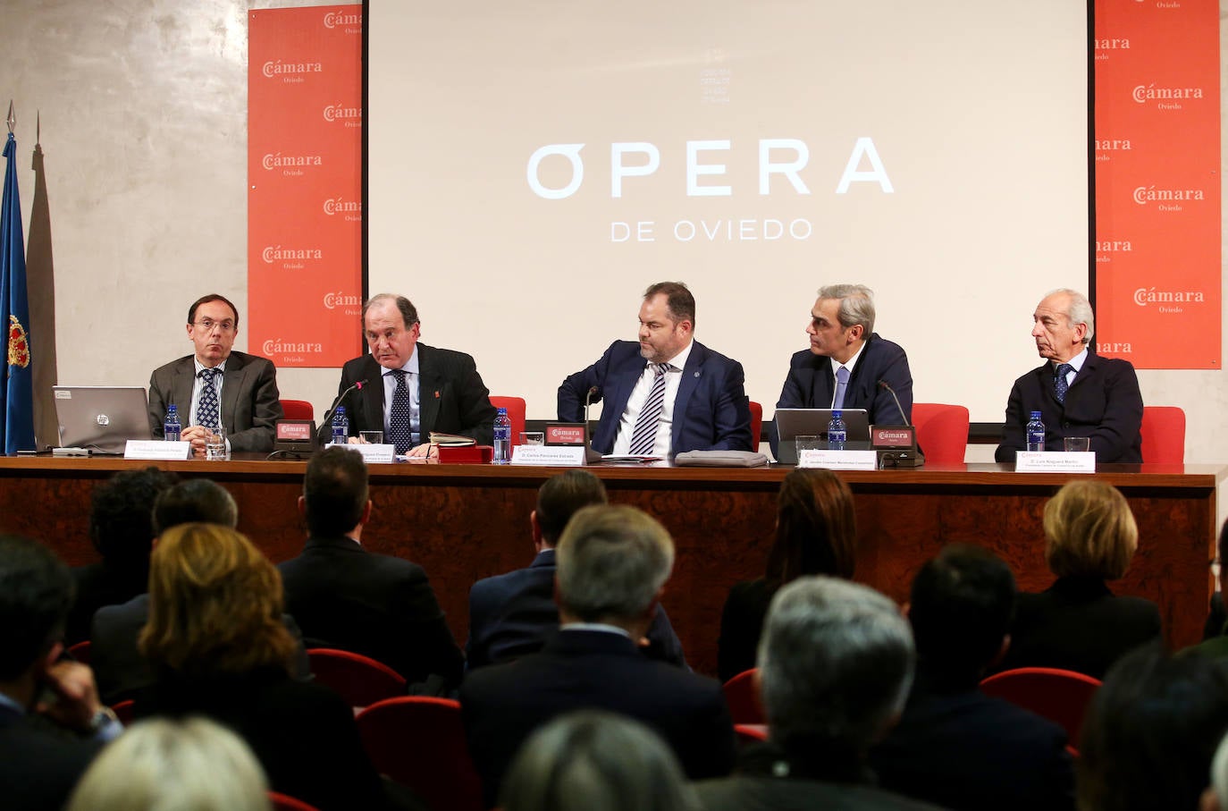 La Cámara de Comercio de Oviedo entregó este miércoles la Medalla de Oro a la Fundación Ópera de Oviedo. 