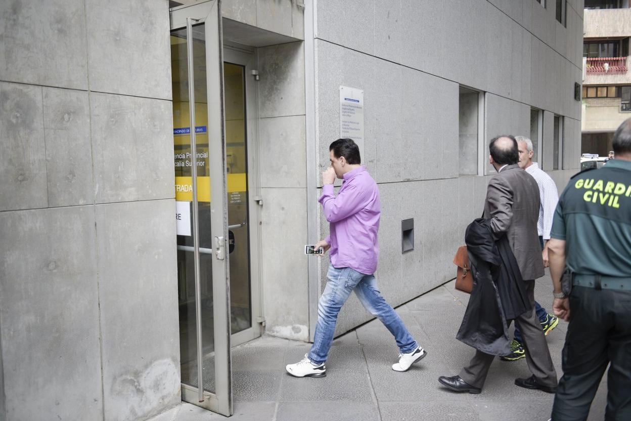 El acusado a las puertas de los juzgados antes de la vista fijada para julio, que se suspendió. 