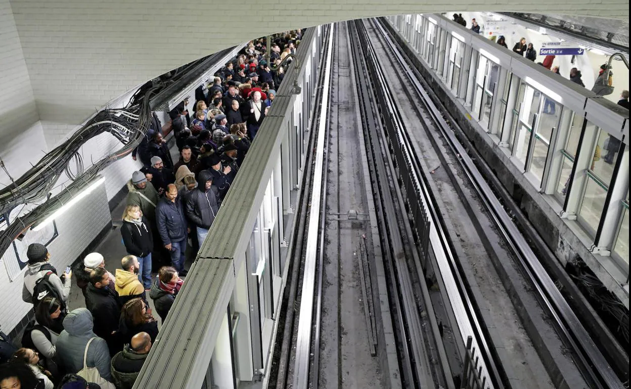Viajeros abarrotan la parada de metro de la Estación del Norte de París.
